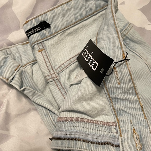 Asymmetric Relaxed Straight Leg Jeans - Picture 4 of 4